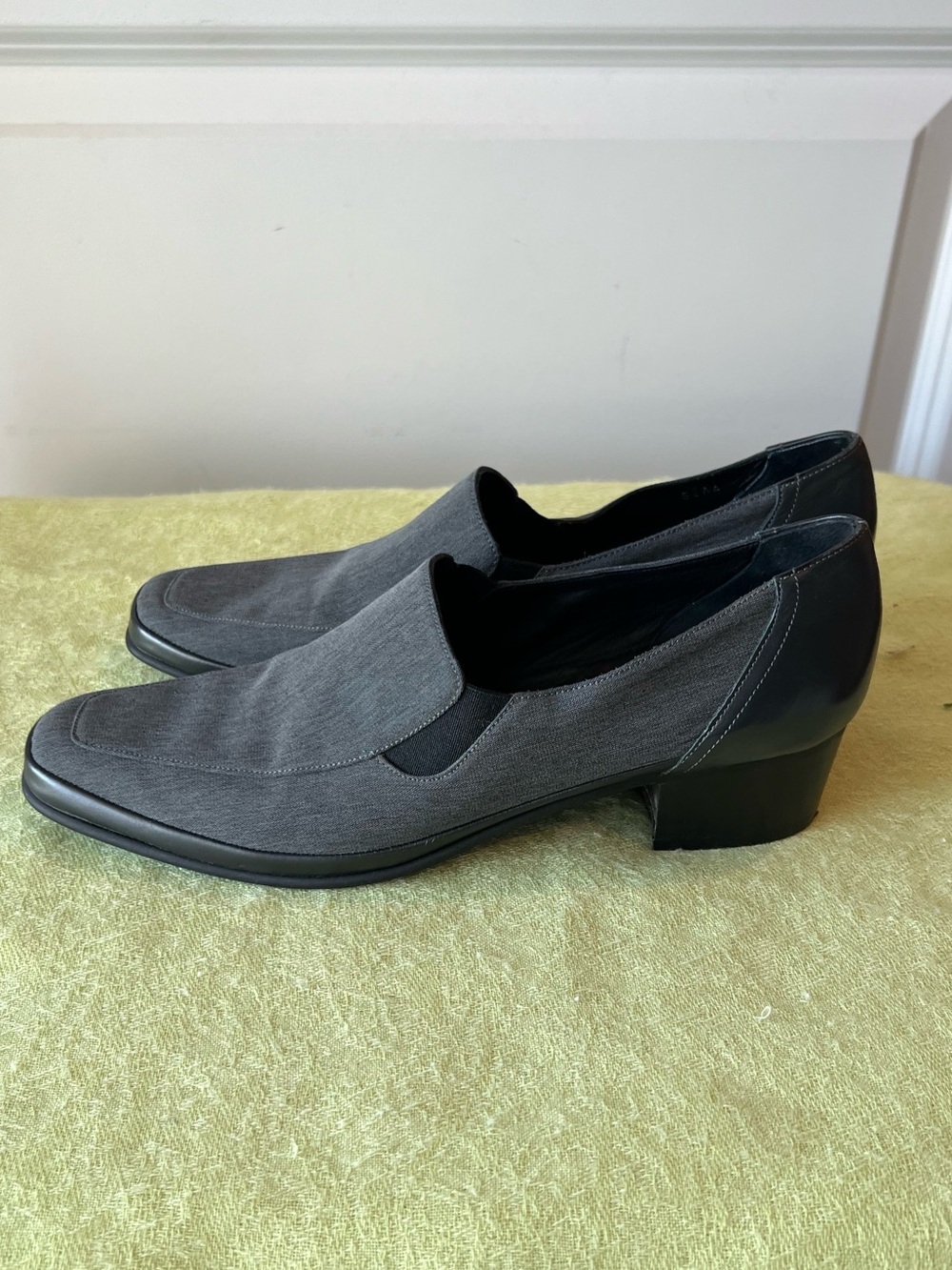 Rangoni Firenze Grey Slip-On Dress Shoes. Size 8.5AA
